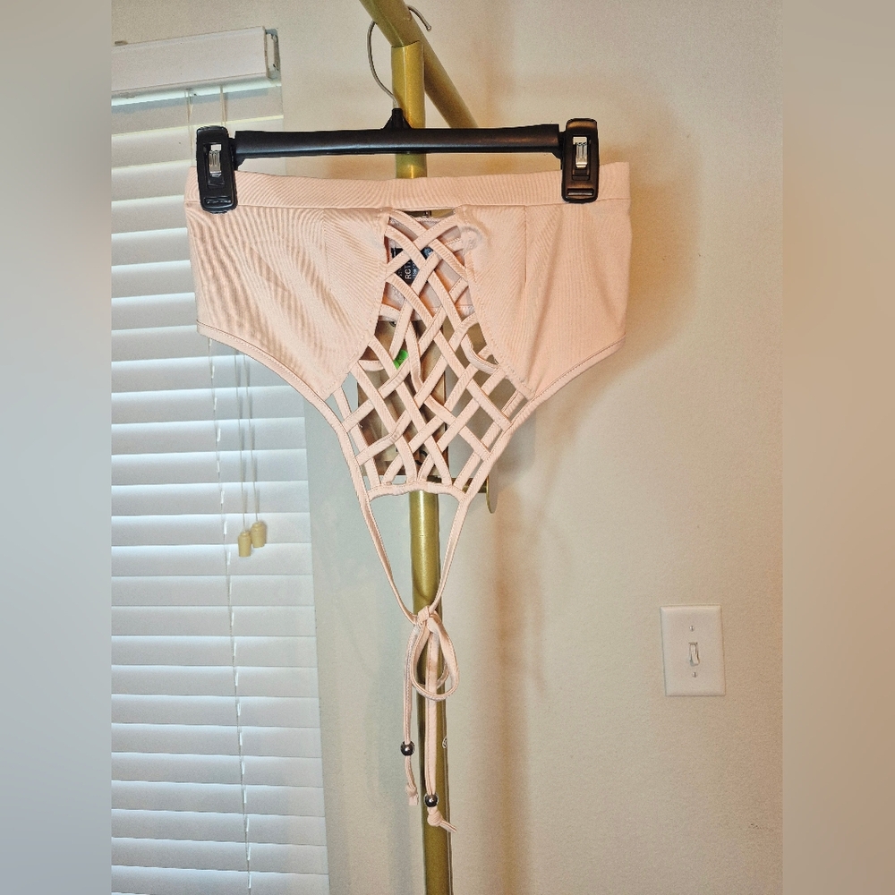 POL Lace-Up Bra‎ in Soft Pink